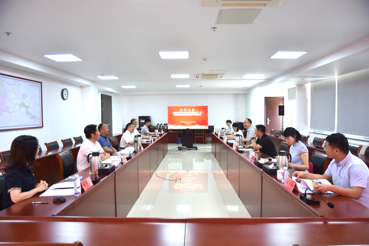 �ɶ���ӳ��ư칫��һ�и���˾��̸����