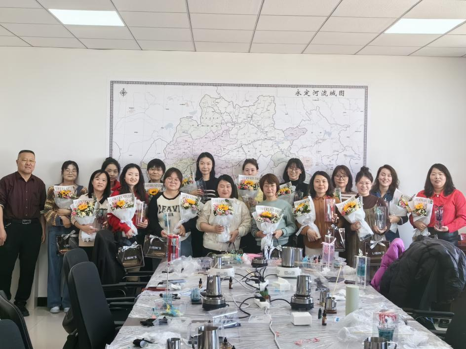 ��˾����������֯��չ��ף�����ˡ����ʸ�Ů��ϵ���˶�