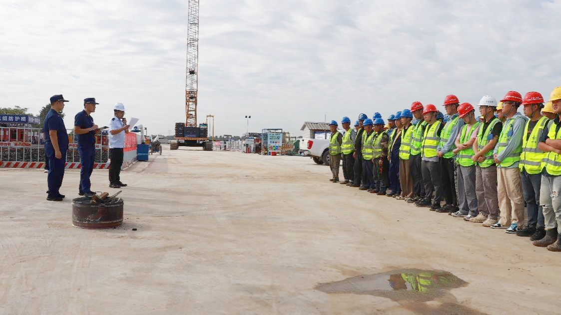 PT视讯(中国区)官网卢梁段项目组织开展消防联建进工地运动 PT视讯(中国区)官网卢梁段项目组织开展消防联建进工地运动