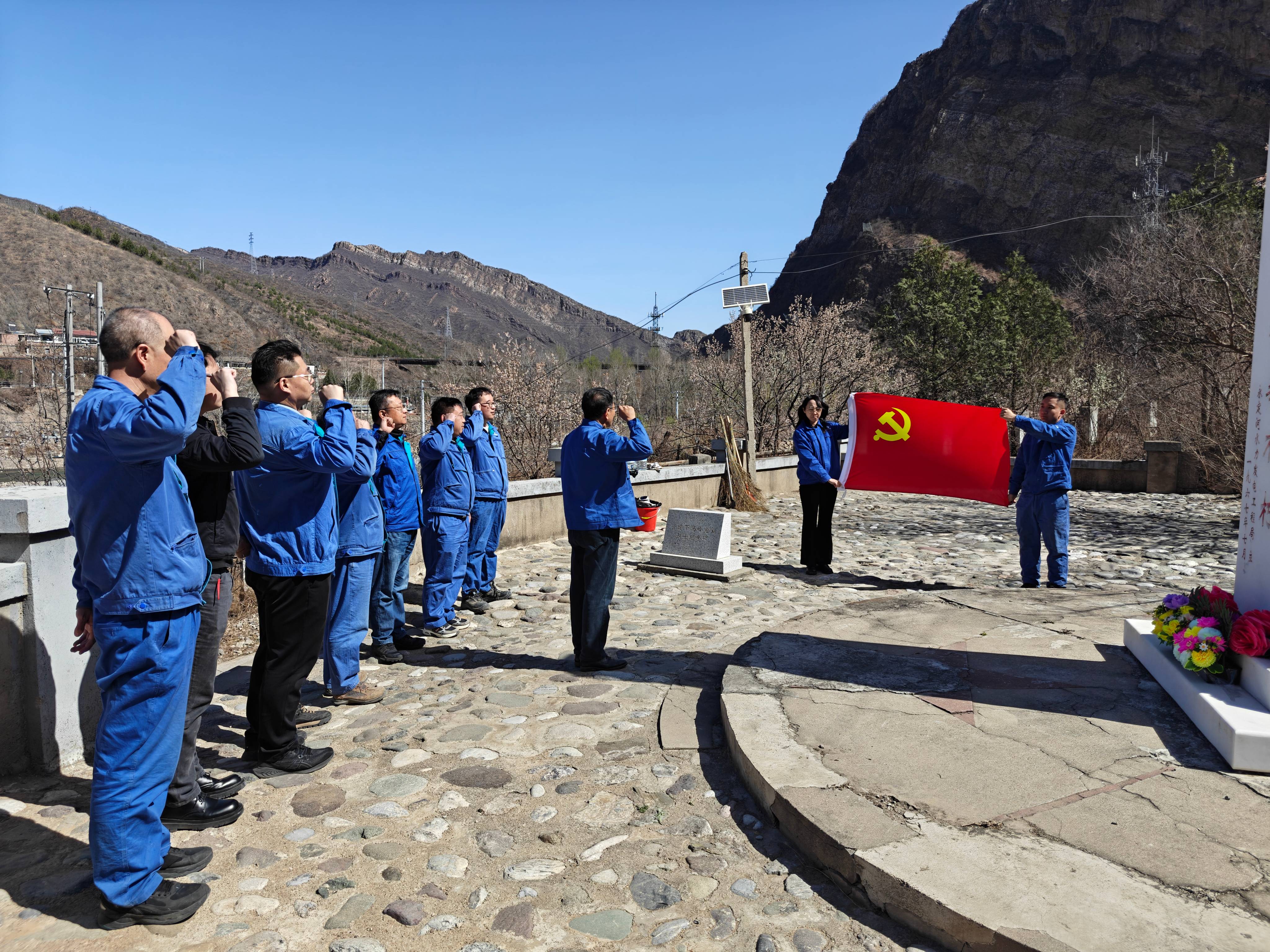 北京运营公司党支部开展“清明祭英魂 初心植青山”主题党日运动 北京运营公司党支部开展“清明祭英魂 初心植青山”主题党日运动