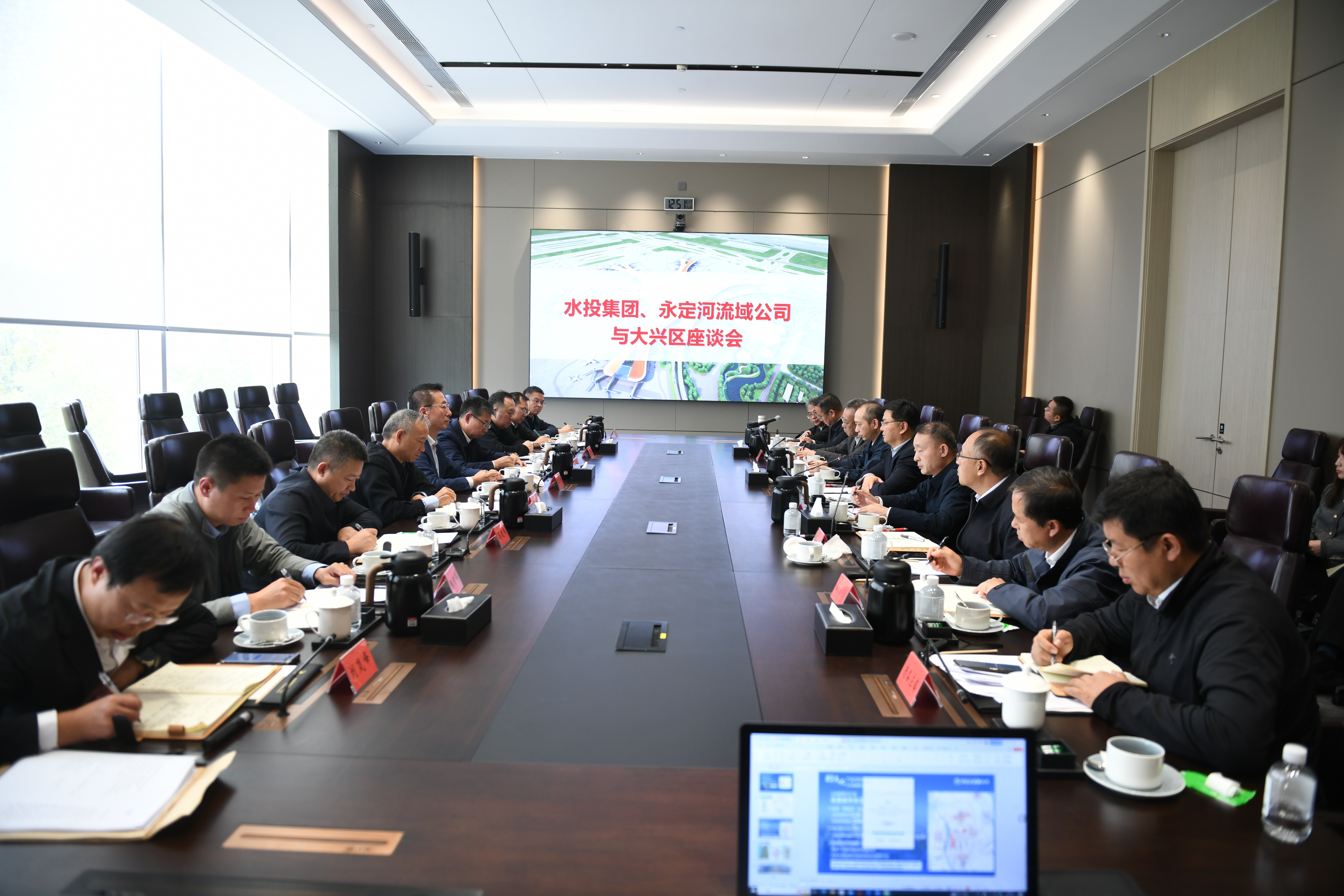 公司主要向导拜会大兴区委书记初军威 公司主要向导拜会大兴区委书记初军威