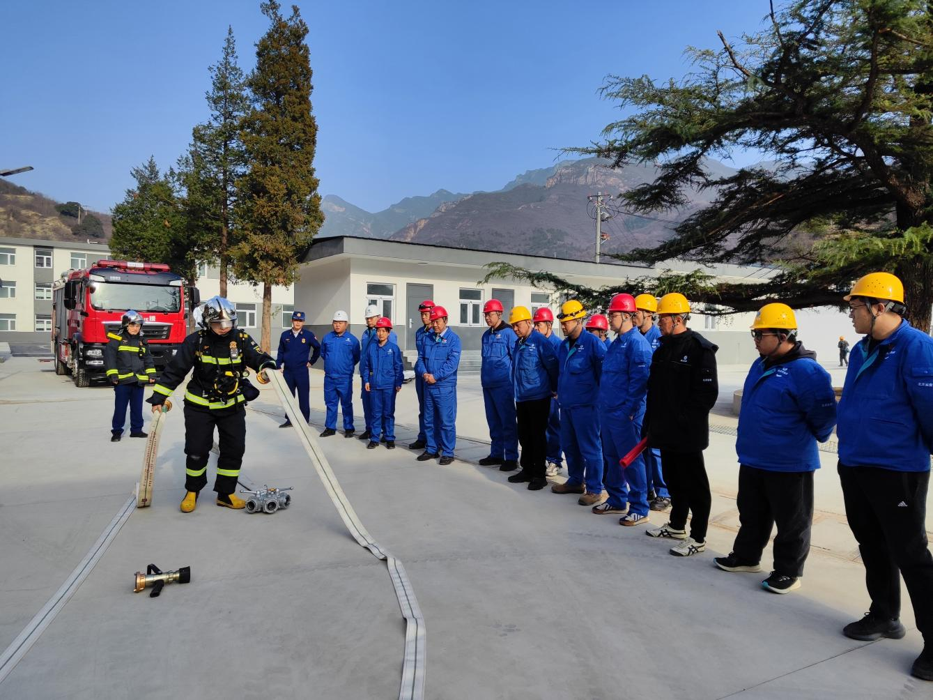 北京运营公司与门头沟区消防支队团结开展消防手艺提升与灭火演练 北京运营公司与门头沟区消防支队团结开展消防手艺提升与灭火演练